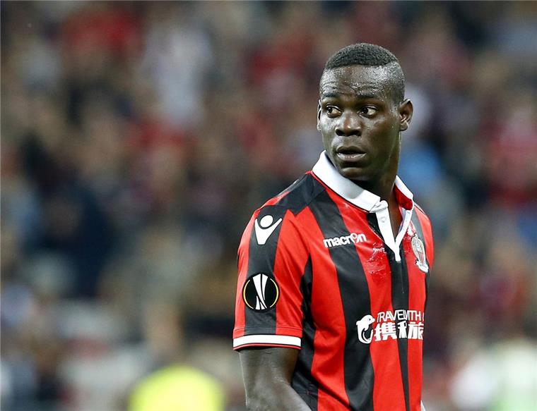 Balotelli beklagt Affenlaute auf Korsika Der italienische Fußballer Mario Balotelli beklagt Affenlaute auf Korsika. Jetzt ermittelt Frankreichs Liga .