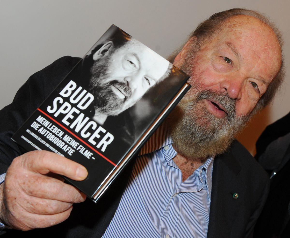 Der italienische Schauspieler Bud Spencer ist in Rom im Alter von 86 Jahren gestorben. Erst Anfang des Jahres erschien eine Biografie. 