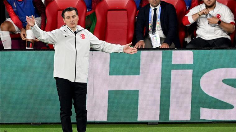 Unterstützung für Demiral: Özil teilt Bild mit Wolfsgrußpiel Der italienische Trainer Vincenco Montella ist seit September 2023 Trainer der türkischen Auswahl.