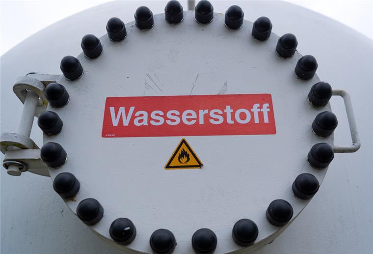 Auf einem großen Speicher auf dem Gelände eines Hybridkraftwerks ist die Aufschrift «Wasserstoff» zu lesen.