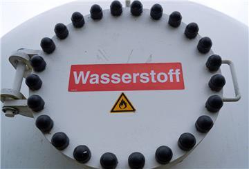 Auf einem großen Speicher auf dem Gelände eines Hybridkraftwerks ist die Aufschrift «Wasserstoff» zu lesen.