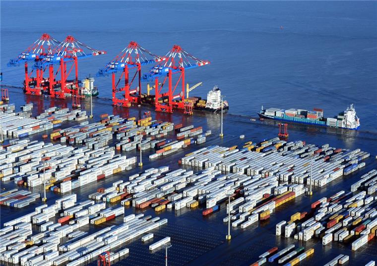 Eurogate installiert am Jade-Weser-Port eine vollautomatische Umschlaganlage Der Jade-Weser-Port in Bremerhaven.