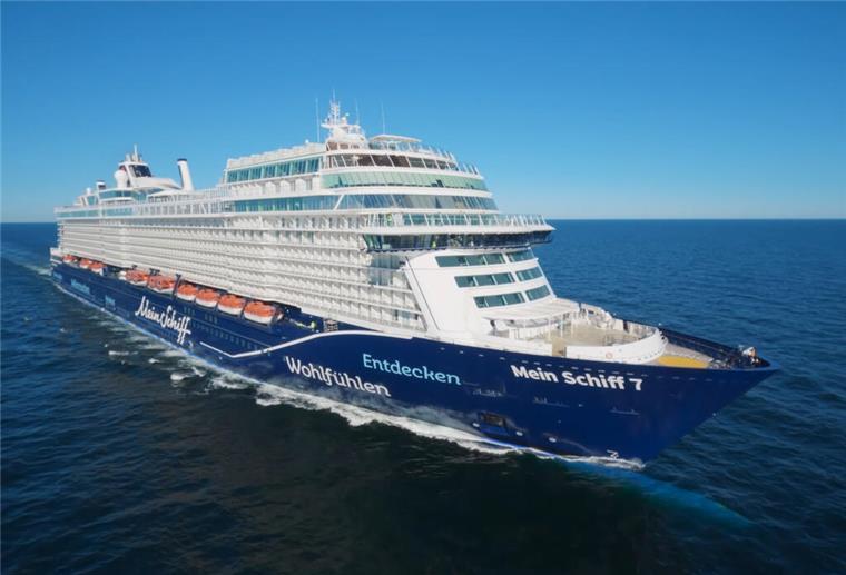 TUI Cruises gibt Pläne bekannt: Dieses Kreuzfahrtschiff wird zur Karnevalshochburg Die Mein Schiff 7 fährt auf dem Wasser. Sie soll für eine Tour zum Karnevalsschiff werden.