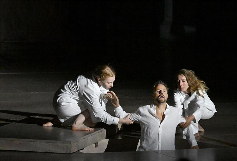 800 Mal der Tod eines Superreichen in Salzburg Der Jedermann (Philipp Hochmair) im Juli 2025 in seinem Grab - gehalten vom Glauben (Regine Zimmermann) und seinen Werken (Kathleen Morgeneyer). (Archivbild)