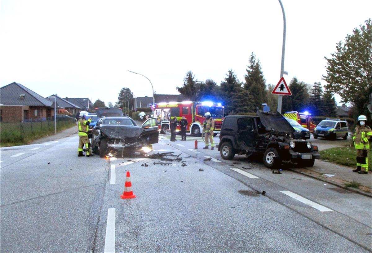 Bremerhaven: Mann missachtet Stoppschild Der Jeep wurde gegen ein Lichtmast geschleudert.