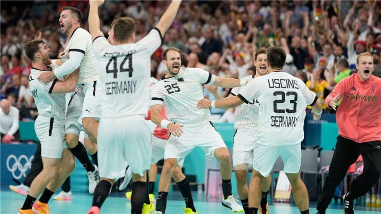 Der Jubel bei den deutschen Handballern ist nach dem Einzug ins Olympia-Finale groß.