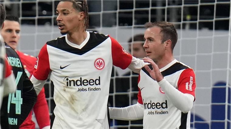 Medizinischer Notfall bei Frankfurt gegen Bremen Der Jubel beim Treffer von Mario Götze (r) zum 1:0 für Eintracht Frankfurt gegen Werder Bremen war verhalten. Im Stadion gab es einen medizinischen Notfall.