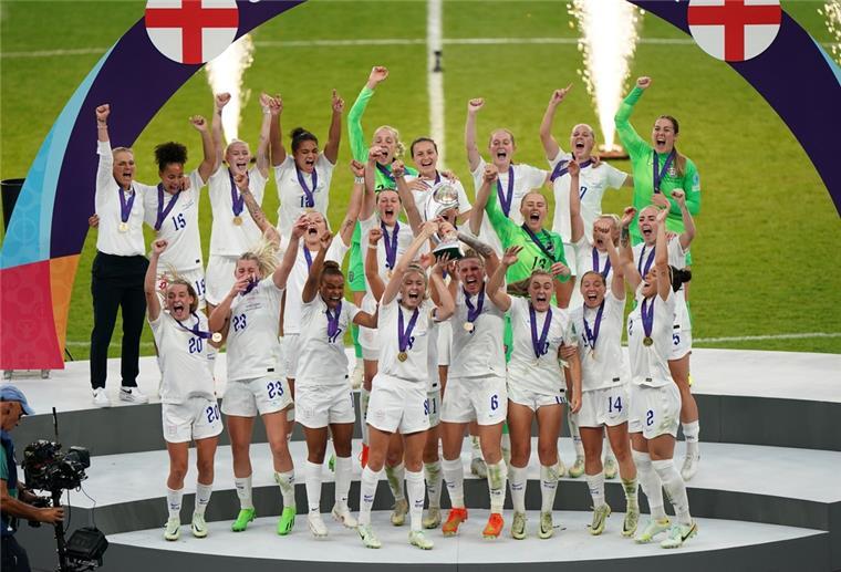 Nach EM-Sieg: England-Spielerinnen stürmen Pressekonferenz Der Jubel ist groß bei den englischen Spielerinnen. Kein Wunder: Es ist ihr erster Titel.