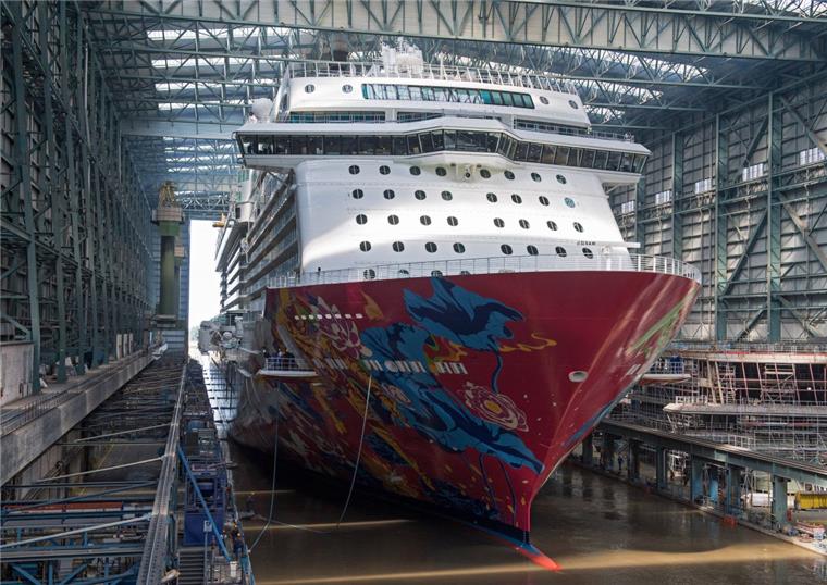 Der jüngste Kreuzfahrtschiff-Neubau der Meyer Werft heißt "Genting Dream". Das für die malaysische Reederei der Genting Group bestimmte Schiff ist rund 335 Meter lang und soll im September auf der Ems in die Nordsee überführt werden.