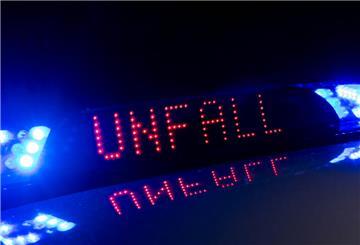 Das Blaulicht auf einem Fahrzeug der Polizei leuchtet in der Dunkelheit