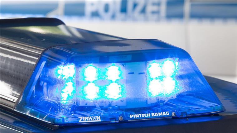 Der junge Fahrer bemerkte das Auto hinter ihm nicht und setzte zum Überholen an. (Symbolbild)
