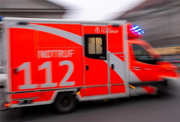 20-Jähriger bei Unfall in Hagen schwer verletzt Der junge Fahrer kam von der Straße ab und prallte gegen einen Baum.