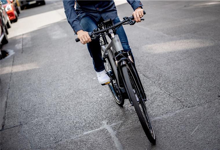 Bremerhaven: Junge (11) stürzt mit Fahrrad Treppe hinunter Fahrradfahrer