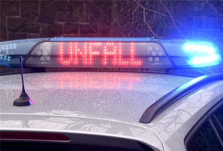Landkreis Stade: Neunjähriger angefahren und schwer verletzt Die Leuchtschrift «Unfall» auf dem Dach eines Polizeiwagens