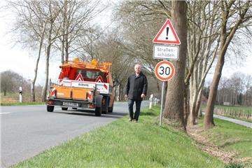 Der K-45-Abschnitt zwischen dem Neubaugebiet „Am Felde“ und „Martensreihe“ in Hollen ist besonders 
sanierungsbedürftig. Wie auf diesem Archivbild mit Ortsvorsteher Meinhard Hühnken deutlich wird, galt auf dem Streckenabschnitt im Frühjahr 2015 wegen der Straßenschäden sogar Tempo 30.  
