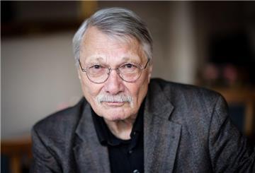 Der Kabarettist und Schauspieler Henning Venske bei einem Interview im Café „Funk-Eck“ in Hamburg.