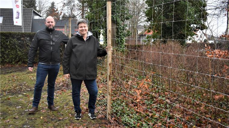 Friedhof Langen: So sollen die gefräßigen Rehe ferngehalten werden Der Kampf gegen die unerwünschten Rehe auf dem Langener Friedhof soll endlich ein Ende haben: Ortsbürgermeister Sascha Kuntzmann und Anja Heins von der Stadt Geestland freuen sich, dass der neue Wildzaun steht.