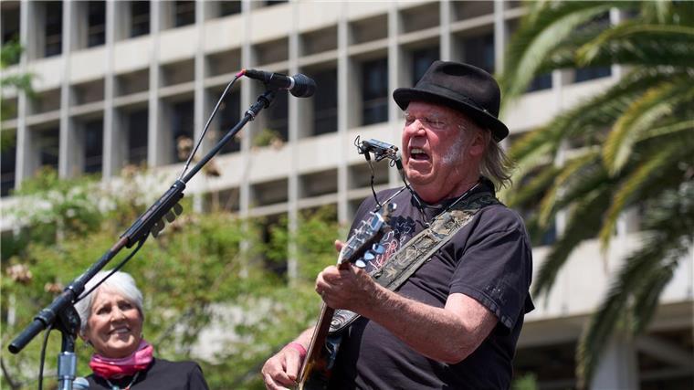 Folkrock-Musiker Neil Young bringt neues Album heraus Der kanadische Sänger Neil Young. (Archivbild)