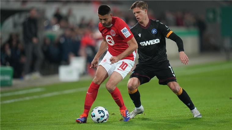 Karlsruhe beendet Offenbachs Pokalträume Der Karlsruher SC um Dzenis Burnic (r) hatte seine Mühe mit den Kickers Offenbach um Dimitrij Nazarov.