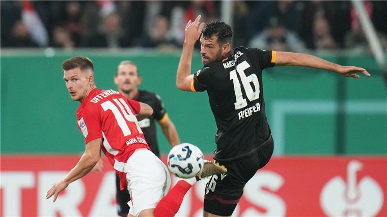 Karlsruhe beendet Offenbachs Pokalträume Der Karlsruher SC um Luca Pfeiffer (r) setzte sich im DFB-Pokal gegen die Kickers Offenbach um Kristjan Arh Cesen durch.
