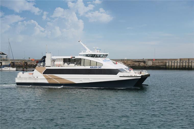 Fährverbindung von Cuxhaven nach Sylt fällt am Samstag aus Der Katamaran "Adler Cat" verbindet künftig Cuxhaven mit der Insel Sylt.