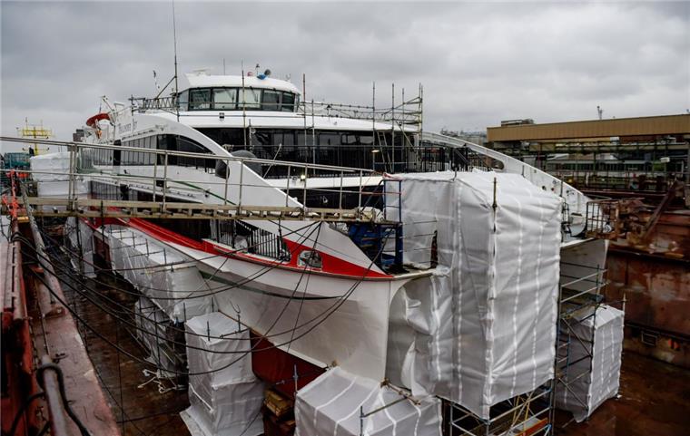 Helgoland: Der "Halunder Jet" startet in die neue Saison Der Katamaran "Halunder Jet" liegt im Dock der Hamburger Norderwerft. Das Schiff bekommt den letzten Schliff für die neue Saison.