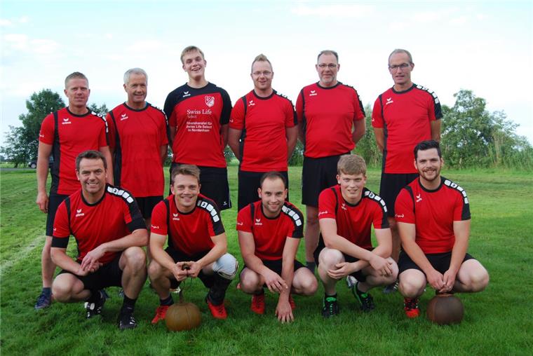 Schleuderball-Team des TV Waddens feiert Bezirksliga-Meisterschaft Der KBV Waddens steigt als Meister der Bezirksliga auf. Stehend von links: Stefan Schmidt, Klaus Stoffers, Sören Riesebieter, Dennis Lampe, Sven Ifsen und Hergen Stoffers. Kniend von links: Tobias Göttler, Nils Lohse, Jöran Lohse, Moritz Kuck und Kosta Poustourlis. Zur Mannschaft gehören noch Frank Ahlhorn und Frerk Riesebieter.