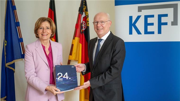 Kommission empfiehlt Erhöhung des Rundfunkbeitrags Der KEF-Vorsitzende Martin Detzel übergibt den 24. KEF-Bericht an Ministerpräsidentin Malu Dreyer.