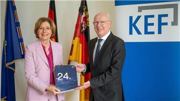 Der KEF-Vorsitzende Martin Detzel übergibt den 24. KEF-Bericht an Ministerpräsidentin Malu Dreyer.