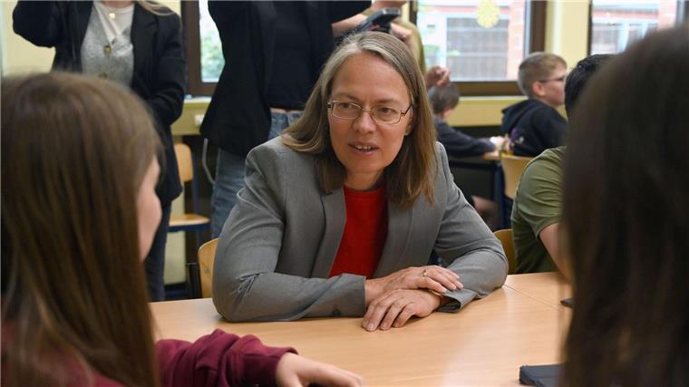 Der KI-Chatbot Telli kann an allen öffentlichen Schulen im Land Bremen genutzt werden. Bildungssenatorin Sascha Aulepp sieht in dem Programm große Chancen für Lehrkräfte sowie für Schülerinnen und Schüler. 
