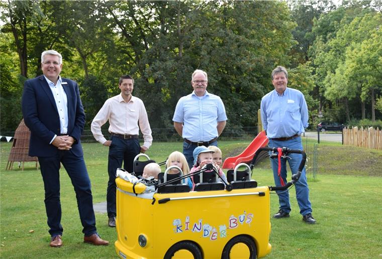 „Raupe Immersatt“: Kinder freuen sich über neuen Spielplatz Der Kinderkrippenbus bietet Platz für bis zu sechs Kindern. Die Landesparkasse zu Oldenburg hat den Kauf mit einer Spende in Höhe von 2000 Euro unterstützt. Zudem wurde auf dem Gelände der Kinderkrippe "Die Raupe Immersatt" gestern der neue Spielplatz eingeweiht. Ein Teil des Geldes kam aus der Glückspfennigaktion von Premium Aerotec. Olaf Heinrichs (rechts), Vorsitzender des Vereins "Weniger ist mehr", bedankte sich bei den Spendern (von links) Andreas Vollert, Leiter des LZO-Privatkundengeschäfts, Ansgar Engling, tätig für das LZO-Firmenkundengeschäft in Nordenham, und Ralf Hesse, Verantwortlicher für die Aktion Glückspfennig bei PAG.