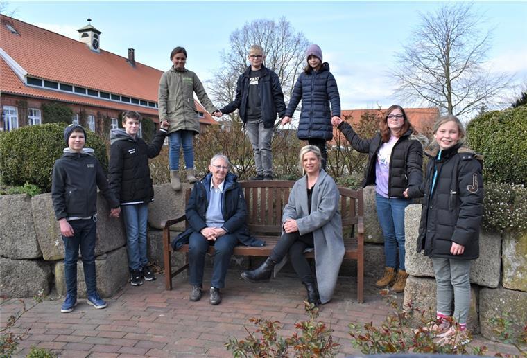 „Land im Wandel“: In Neuenwalde mischen Kinder als Ortsräte mit Der Kinderortsrat in Neuenwalde ist ein Beteiligungsprojekt der besonderen Art. Ortsbürgermeisterin Ellen Frank (links auf der Bank) und ihre Stellvertreterin Katja Giese sind begeistert vom Engagement der nachwachsenden Generation.