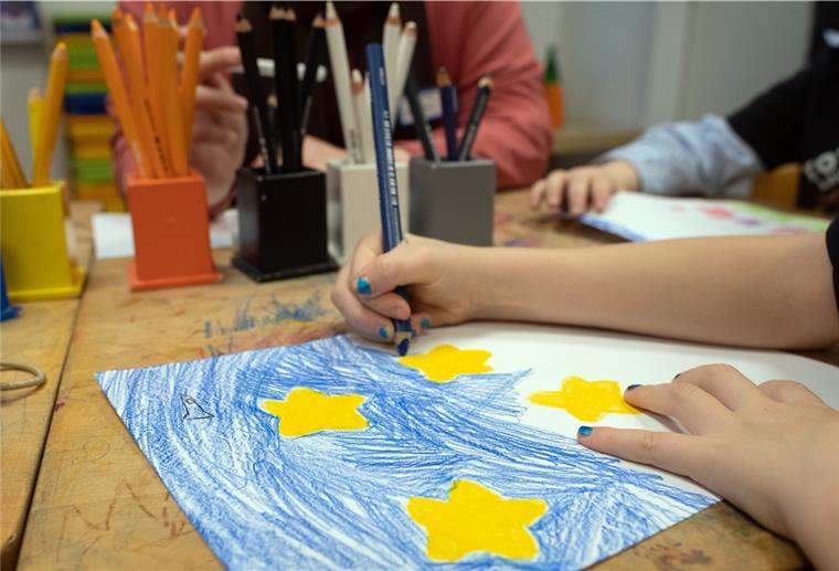 Der Kinderschutzbund gibt Aktionsboxen heraus, damit in den Familien gelesen, gemalt, gebastelt und experimentiert werden kann.