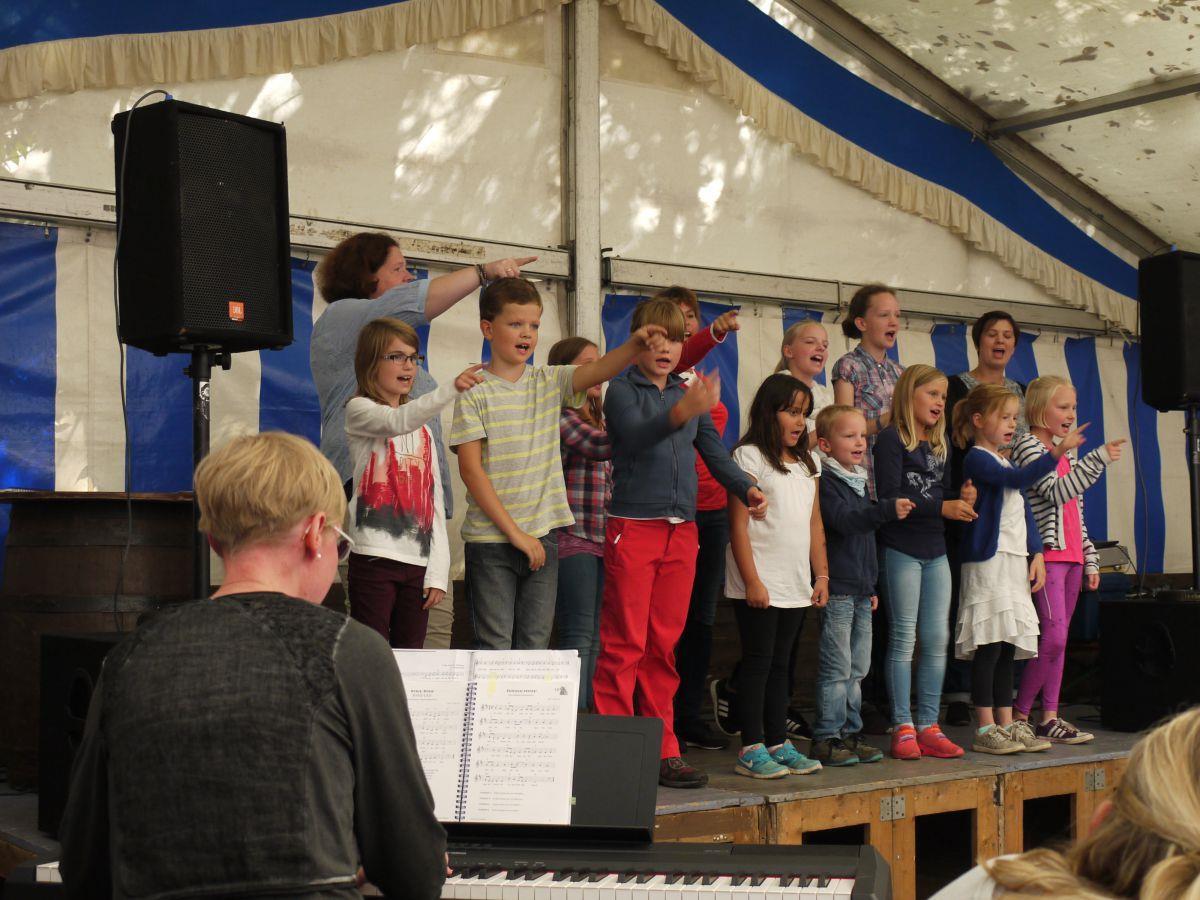Der Kindersingkreis unter der Leitung von Pastorin Almut Berndt begeistert mit einem Mitmachlied: Einer der Höhepunkte beider Tage war der bunte Nachmittag mit „Midlum sucht den Superstar“.  Foto Heid