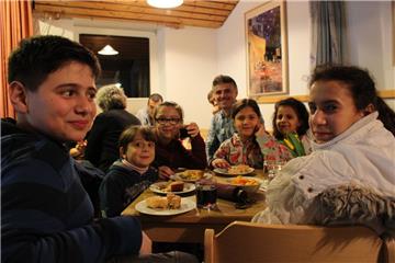Der Kindertisch bei der Eröffnung des Café International in Stubben (von links): Khaled, Maged und Alamasa Alalawai mit Vater Ali und Rawan, Schahed und Hiba Schuqair.  Foto Schmidt