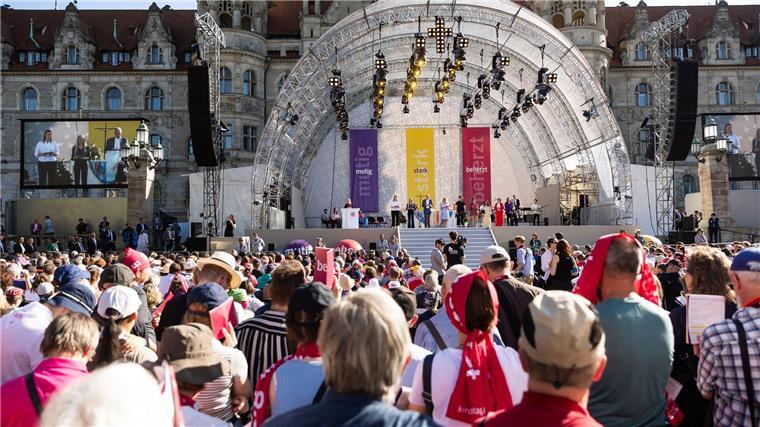 Von Scholz bis Merkel: Kirchentag setzt politische Akzente Der Kirchentag wird vor dem Rathaus in Hannover eröffnet.