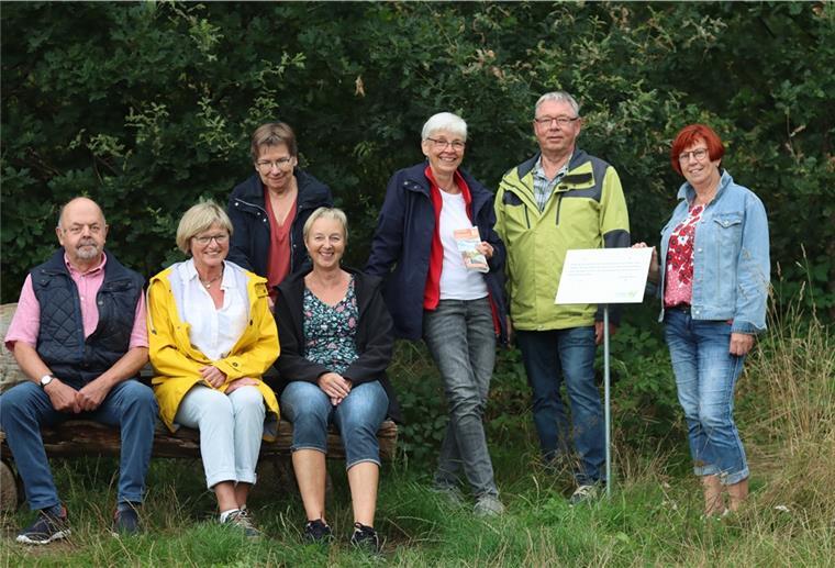 Tarmstedt: Spruch-Tafeln säumen jetzt Nordpfad „Tarmstedter Moor“ Mitglieder der Tourist-Info und des Frauenkreises Kunterbunt haben sich zum Gruppenfoto aufgestellt.