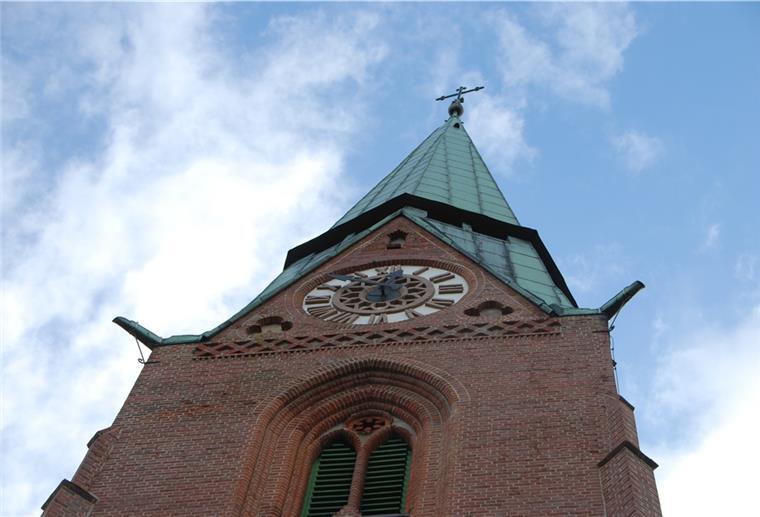 Der Kirchturm von St. Jakobi in Bad Bederkesa: An den Glocken hoch über dem Erdboden hat sich der Streit entzündet.