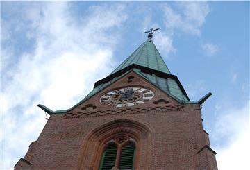 Der Kirchturm von St. Jakobi in Bad Bederkesa: An den Glocken hoch über dem Erdboden hat sich der Streit entzündet.