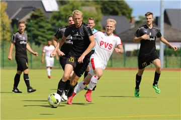 Der klassentiefere TSV Abbehausen (schwarze Trikots) erkämpfte sich gegen den SV Brake nach einem Rückstand ein 1:1. Im Elfmeterschießen waren die Gäste aber cooler.