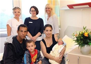 Der kleine Curtis mit seiner Familie und Mitarbeitern der Geburtshilfe im Reinkenheider Klinikum in Bremerhaven.