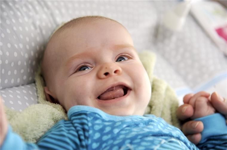 Der kleine Emil Anton ist aus dem Krankenhaus zurück.