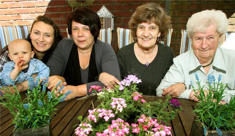 Muttertag: 4 mal 22 - eine besondere Mütter-Töchter-Konstellation Der kleine Finn fühlt sich wohl mit seiner Mutter Justine Kröger, seiner Oma Melanie Kröger (44), seiner Uroma Erika Kuhlmann (66) und seiner Ururoma Waltraud Sterzl (88, von links) . Die vier Frauen sind jeweils mit 22 Jahren Mutter geworden.