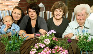 Der kleine Finn fühlt sich wohl mit  seiner Mutter Justine Kröger, seiner Oma Melanie Kröger (44), seiner Uroma Erika Kuhlmann (66) und seiner Ururoma Waltraud Sterzl (88, von links) . Die vier Frauen sind jeweils mit 22 Jahren Mutter geworden. 