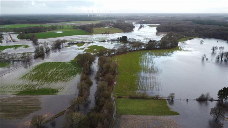 Überflugverbot für Oldenburg bis 15. Januar verlängert Der kleine Fluss Hunte ist in der Nähe vor Oldenburg über die Ufer getreten.
