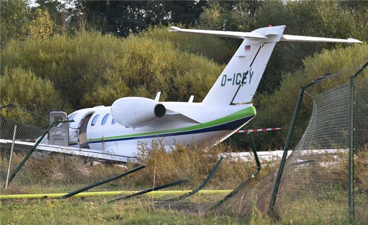 So geht es Frosta-Gründer Ahlers nach dem Flugzeug-Unfall Der Kleinjet von Dirk Ahlers liegt nach der Landung auf dem Flugplatz Egelsbach hinter dem Maschendrahtzaun in einem Feld.