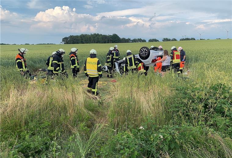 Der Kleinwagen landete kopfüber in einem Getreidefeld. Die Feuerwehren leiteten eine patientenschonende Rettung ein.