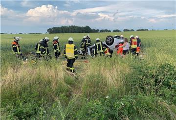 Der Kleinwagen landete kopfüber in einem Getreidefeld. Die Feuerwehren leiteten eine patientenschonende Rettung ein.