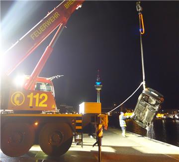 Der Kleinwagen wird von der Feuerwehr mit einem Kran geborgen.