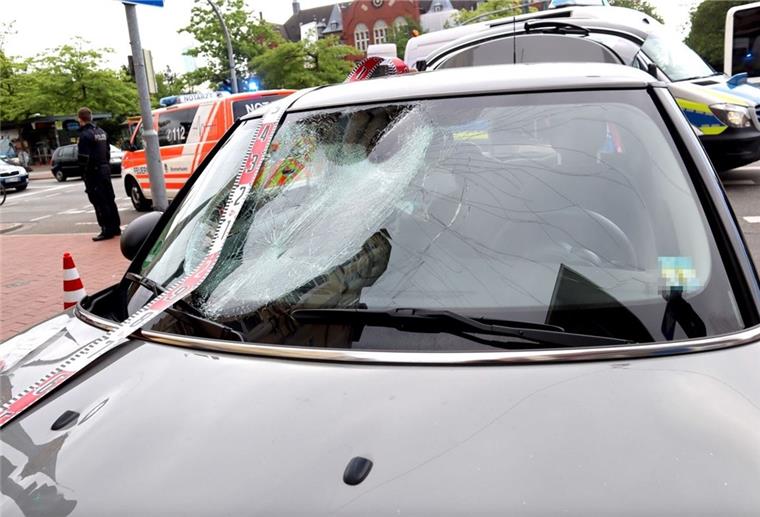 Lehe: Frau (45) bei Unfall mit E-Scooter schwer verletzt Der Kleinwagen wurde bei dem Unfall in Lehe stark beschädigt.
